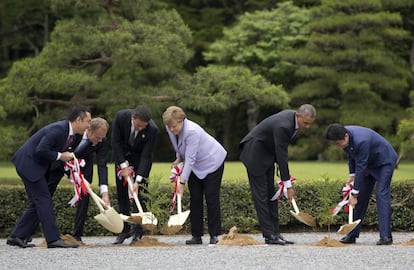 Mie Prefecture Gov. Eikei Suzuki, left, joins leaders of Group of Seven industrial nations, from second left, European Council President Donald Tusk, Italian Prime Minister Matteo Renzi, German Chancellor Angela Merkel, U.S. President Barack Obama and Japanese Prime Minister Shinzo Abe as they participate in a tree planting ceremony during their visit to the Ise Jingu shrine in Ise, Mie Prefecture, Japan, Thursday, May 26, 2016, as part of the G-7 Summit. (AP Photo/Carolyn Kaster, Pool)