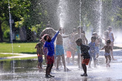 Un grupo de niños se refresca en los chorros de agua de Madrid Río este martes.
