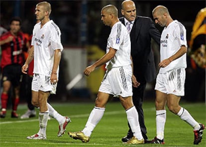 Beckham, Ronaldo y Zidane, por cuya lesión se preocupa el doctor Del Corral, cabizbajos al llegar el descanso.
