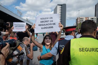 Activistas se manifiestan en Barcelona para pedir regular los alquileres. David Zorrakino / Europa Press
16/09/2022