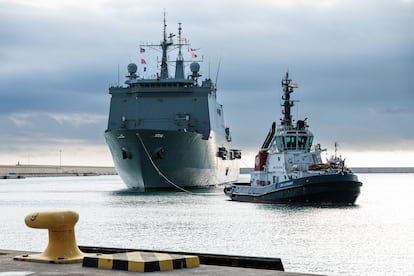 El buque anfibio 'Galicia' en el Puerto de Valencia con miembros del Ejército. El navío ha llegado para colaborar en las tareas que se desarrollan en las zonas afectadas por la dana.