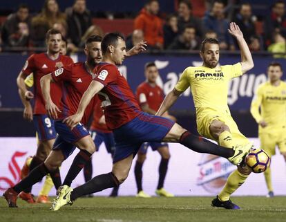 Soldado lucha el balón con Causic.