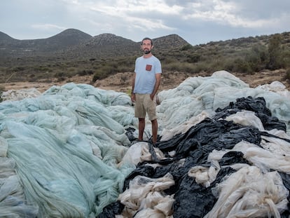 Marcos Diéguez, de Ecologistas en Acción, sobre un vertido ilegal de plásticos agrícolas cerca de Níjar (Almería).