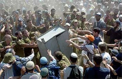 Los colonos se enfrentan a los soldados y policías en el asentamiento de Mitzpeh Yitzhav.