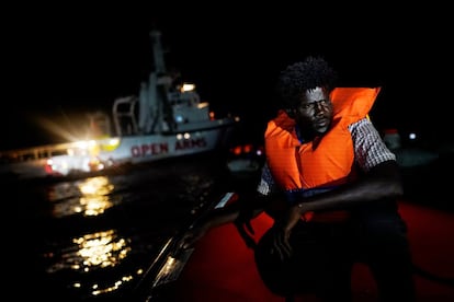 Migrante sentado a bordo de un bote de rescate de Open Arms en el mar Mediterráneo, el 2 de agosto.