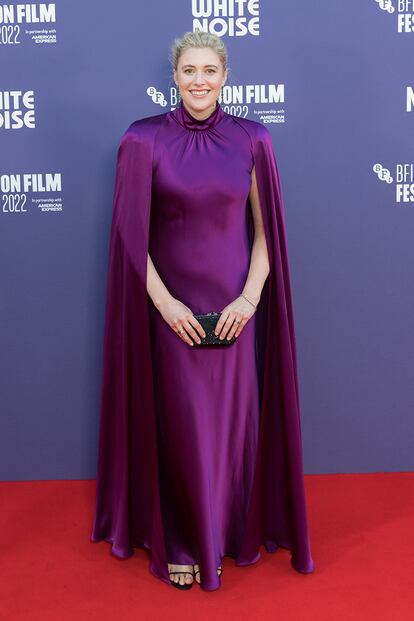 Greta Gerwig protagoniza Ruido de fondo, el último filme de su pareja, Noah Baumbach. Para su presentación eligió un elegante vestido-capa morado.