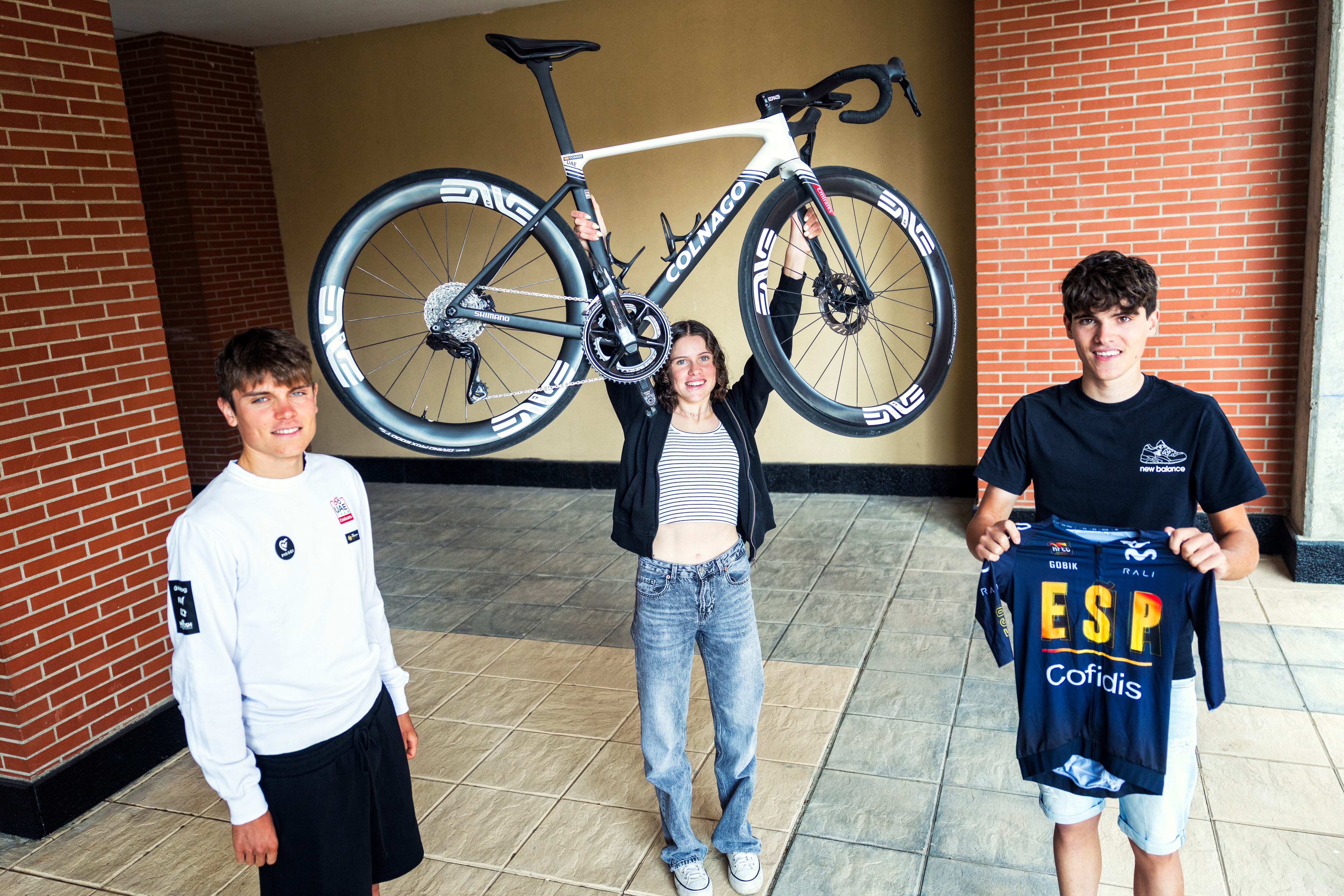Los hermanos Pablo (de blanco), Celia y Jaime Torres, han sido convocados por la selección española para el Europeo de ciclismo que se disputa esta semana en Ardèche (Francia).