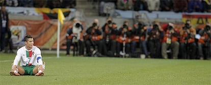 Cristiano Ronaldo, sentado en el césped, lamenta una jugada desperdiciada por su equipo durante el partido contra España
