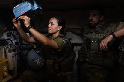 Soldados españoles revisan un vehículo BMR versión ambulancia dentro de la posición 4-28. Diego Ibarra Sánchez para el PAÍS

