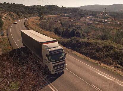 Un camión circula en dirección a Francia a lo largo de la carretera entre Sagunto y Somport.