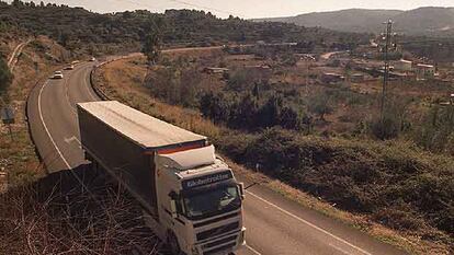 Un camión circula en dirección a Francia a lo largo de la carretera entre Sagunto y Somport.