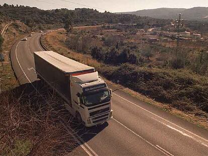 Un camión circula en dirección a Francia a lo largo de la carretera entre Sagunto y Somport.
