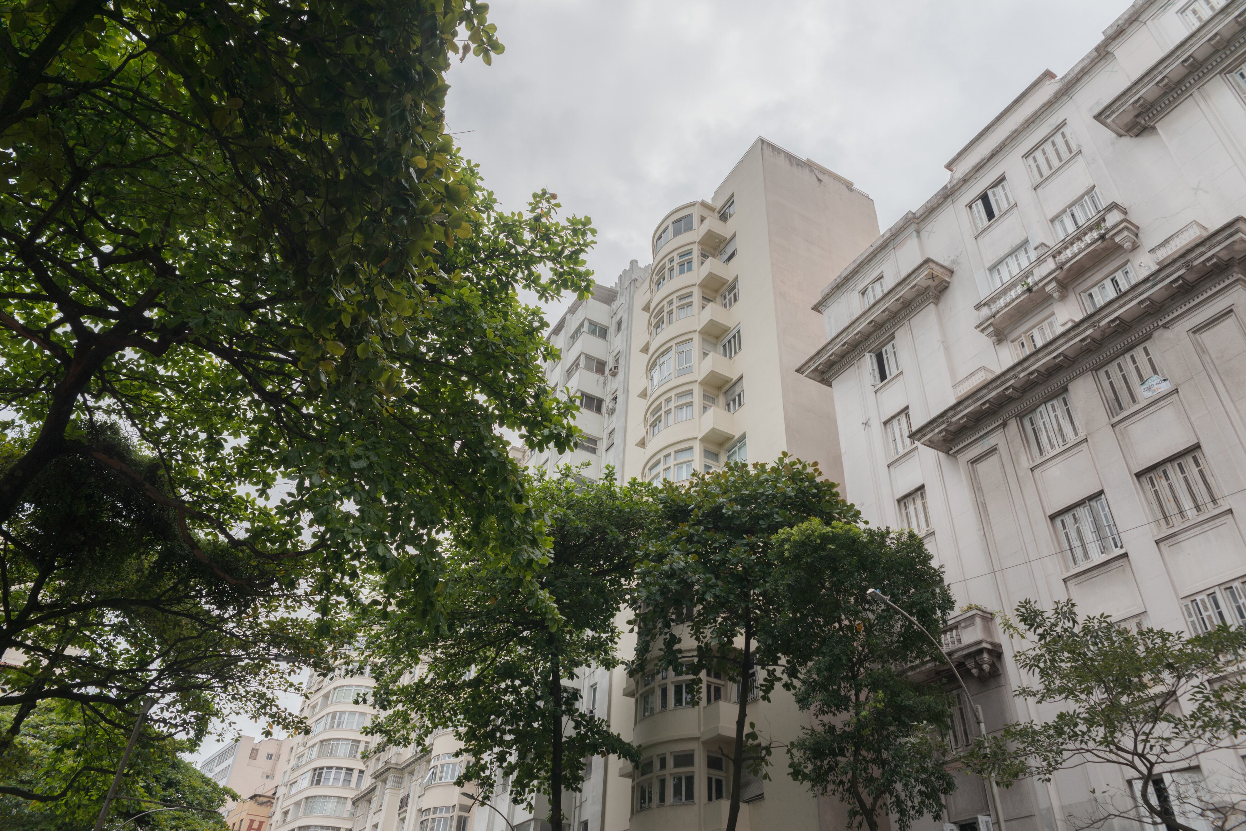 Al centro, la fachada del edificio donde vive Ângela Valério, en Copacabana, Río de Janeiro, Brasil.