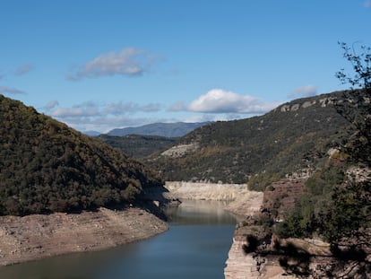 Aspecto del pantano de Sau, en la provincia de Barcelona, este martes por la mañana.