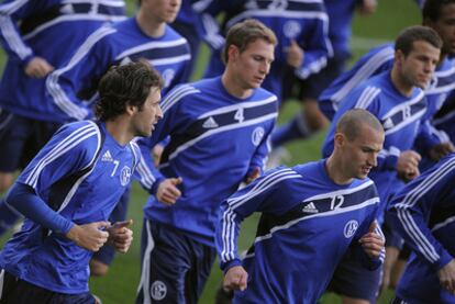 Raúl, en primer término, entrenándose ayer por la tarde con sus compañeros del Schalke en el estadio de Mestalla.