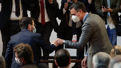 Catalan premier Pere Aragonès (l) and Spanish PM Pedro Sanchez greet each other at an event in Barcelona on Monday. 