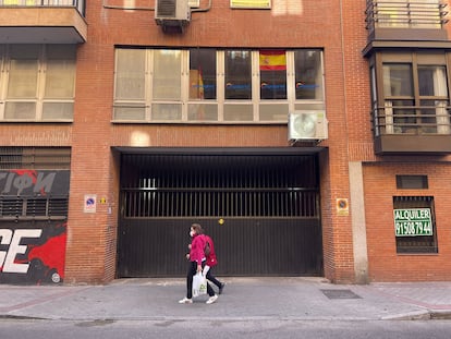 Dos mujeres pasan en frente de la sede del Partido Popular en el distrito de Arganzuela.