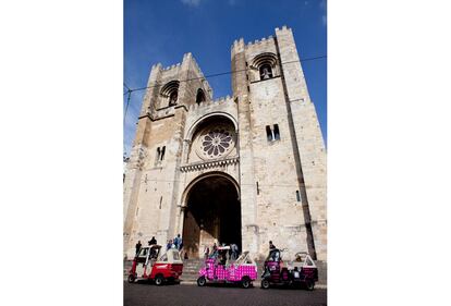 La catedral de la capital portuguesa se llama Santa Maria Maior de Lisboa, o Sé de Lisboa. El edificio se comenzó a construir en 1147 y ha sobrevivido a varios terremotos.