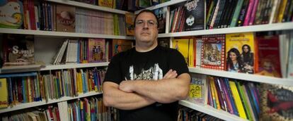 Lorenzo en su libreria del barrio de san marcelino en Valencia.