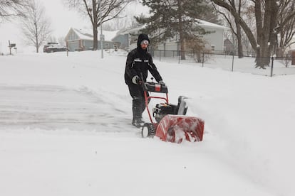 Un hombre retira la nieve en su calle en Shawnee, Kansas. 