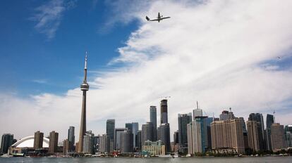 Vista de la Torre CN, la quinta más alta del mundo e icono de Toronto, Canadá.  