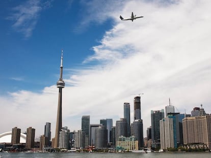 Vista de la Torre CN, la quinta más alta del mundo e icono de Toronto, Canadá.  