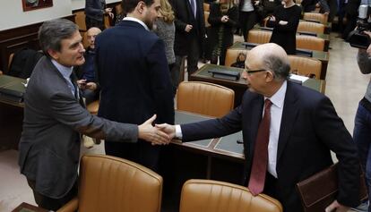 El ministro de Hacienda, Crist&oacute;bal Montoro (d), saluda al socialista Pedro Saura (i). 