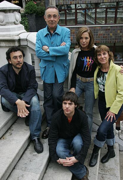 De izquierda a derecha, sentados, Antonio Cuadri y Biel Durán. De pie, José Luis Gómez, Pilar Velázquez y Klara Badiola.