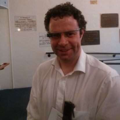 Cathal Gurrim con su Autographer en el bolsillo de la solapa y las Google glass puestas.
