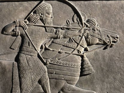 Relieve en piedra del palacio de Asurbanipal que representa una cacería dirigida por el rey asirio.