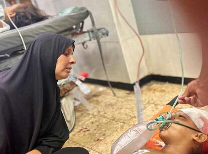 Siad, de 11 años, yace en el suelo del box de enfermos críticos acompañado de su madre. Un dron israelí disparó sobre su tienda de campaña —situada en la zona humanitaria de Al Mawasi, a donde se le dijo a los gazatíes que acudieran para no ser bombardeados—, lo que le produjo lesiones cerebrales gravísimas. Llegó a Urgencias en muerte cerebral y fallecería a las pocas horas. (Jan Younis, 10 de julio de 2025).