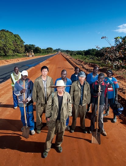 Mano de obra china y mozambiqueña en una carretera que une Maputo con el resto del país.