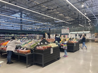 Interior del Whole Foods de Glover Park con cámaras en el techo.