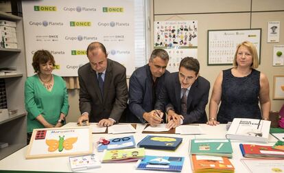 La escritora Rosa Montero, el director de la División de Libros de Grupo Planeta, Jesús Badenes, el director adjunto de Servicios Sociales de la ONCE, Andrés Ramos, y la directora del Servicio Bibliográfico de la ONCE, Carmen Bayarri, durante la firma del acuerdo.