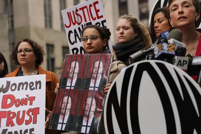 Miembros de la Organización Nacional para las Mujeres se manifiestan frente a la Corte Criminal de Manhattan.