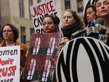 Miembros de la Organización Nacional para las Mujeres se manifiestan frente a la Corte Criminal de Manhattan.
