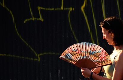 Una mujer se abanica para combatir el calor en plena ola de calor el pasado 14 de julio, en la Puerta del Sol, en Madrid.