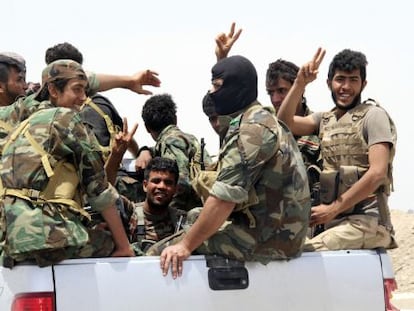 Milicianos chiíes llegan a Khalidiya de camino a la batalla de Ramadi.