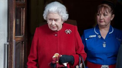 La reina Isabel, al abandonar el hospital el pasado día 4.
