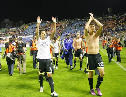 Los jugadores del Zaragoza celebran la permanencia en 2011.