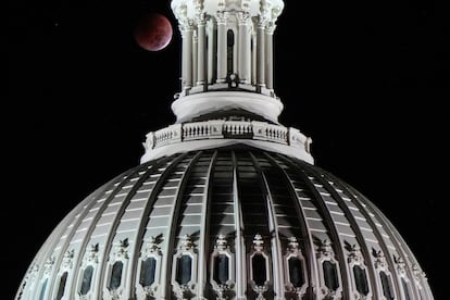 La ‘luna de sangre’ se mantuvo visible durante aproximadamente hora y media. En la imagen, el fenómeno astronómico visto detrás del Capitolio, en Washington (Estados Unidos). 