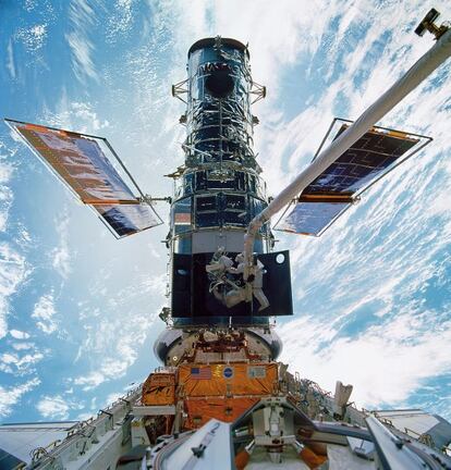 El 'Hubble' en 1999, durante una misión de astronautas para llevar a cabo reparaciones.