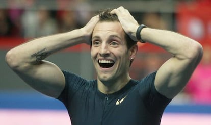 Lavillenie, depois de conseguir o recorde.