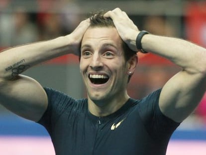 Lavillenie, depois de conseguir o recorde.