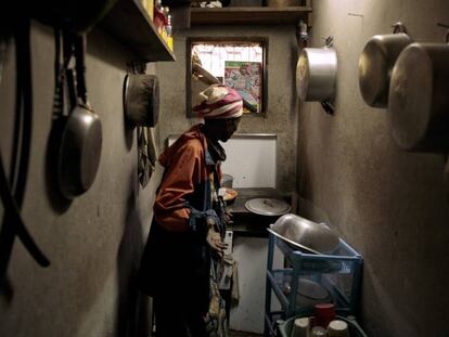 Una mujer de Camerún, en su cocina.