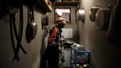 Una mujer de Camerún, en su cocina.