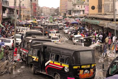 Son las 10.00 de la mañana y esta arteria principal de Eastleigh es un hervidero de actividad. Los autobuses de la línea 9 (algunos son camiones reconvertidos) esperan a llenarse para su trayecto al centro de la ciudad. Un viaje de entre 15 y 20 minutos que separa los numerosos rascacielos del centro de Nairobi de este barrio.