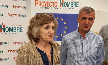 La ministra de Sanidad, María Luisa Carcedo, este lunes en Gijón junto al presidente de Proyecto Hombre, Julio Jonte.