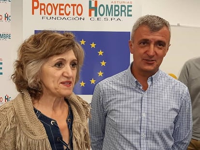 La ministra de Sanidad, María Luisa Carcedo, este lunes en Gijón junto al presidente de Proyecto Hombre, Julio Jonte.