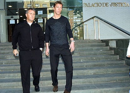 Adams (izquierda), técnico del Leicester, y Freund, en libertad con cargos, al salir del juzgado de Cartagena.